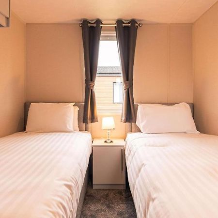 The Serenity Lodge With Hot Tub York Extérieur photo