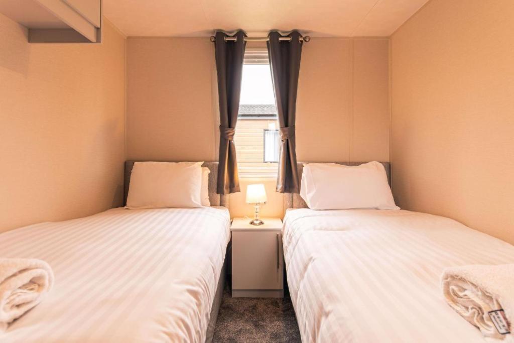 The Serenity Lodge With Hot Tub York Extérieur photo