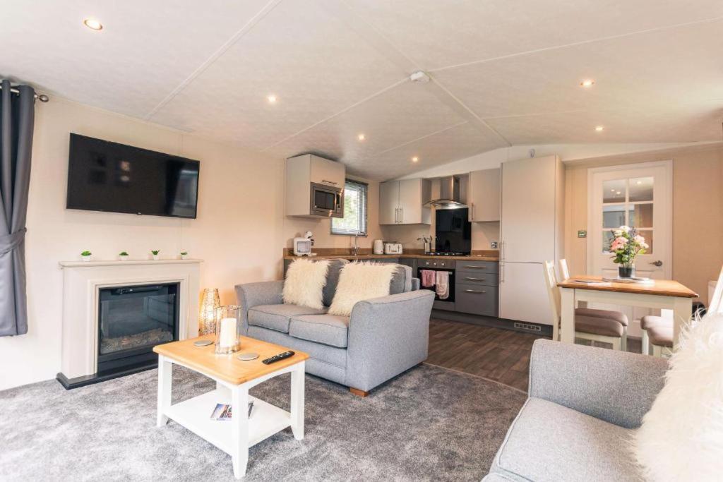 The Serenity Lodge With Hot Tub York Extérieur photo