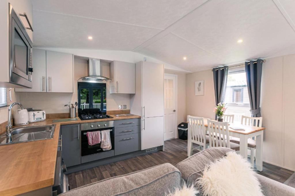 The Serenity Lodge With Hot Tub York Extérieur photo