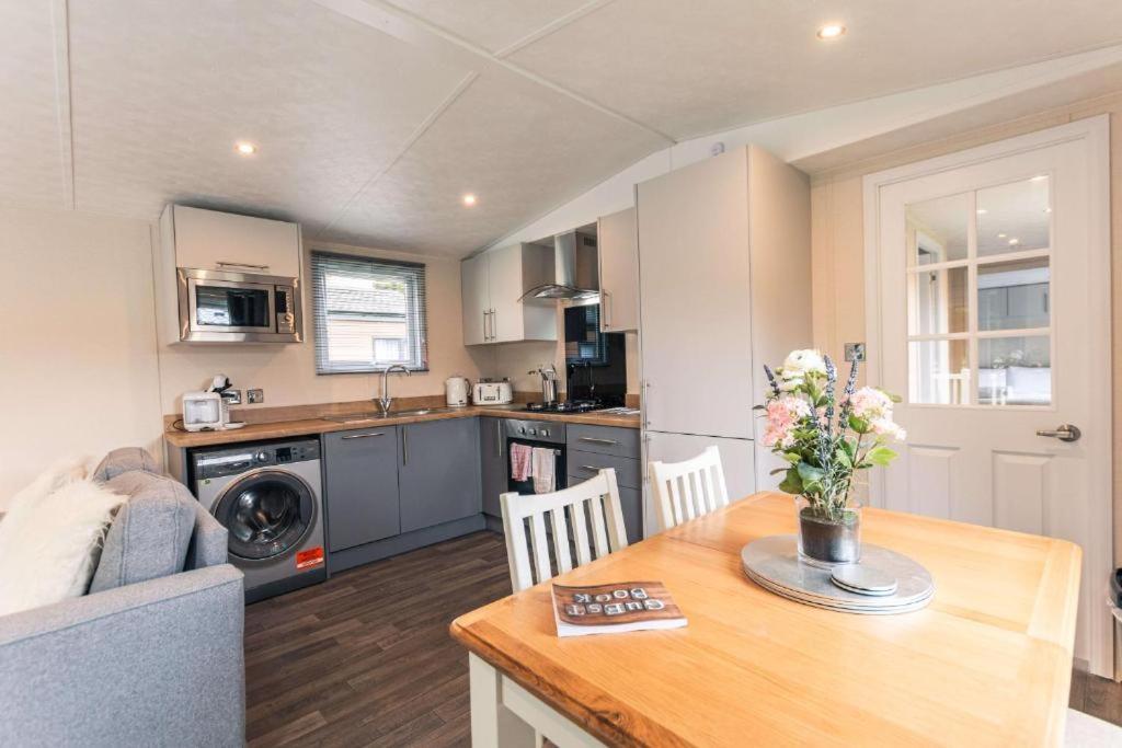 The Serenity Lodge With Hot Tub York Extérieur photo
