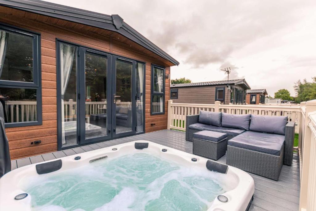 The Serenity Lodge With Hot Tub York Extérieur photo