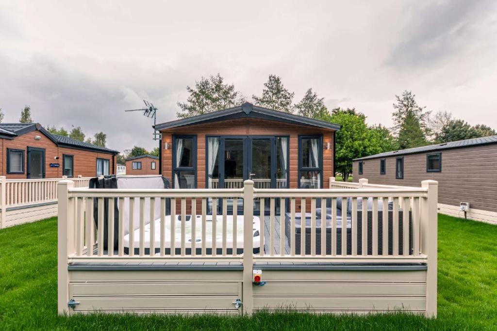 The Serenity Lodge With Hot Tub York Extérieur photo