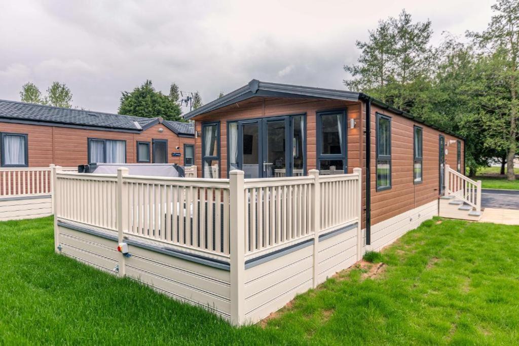 The Serenity Lodge With Hot Tub York Extérieur photo